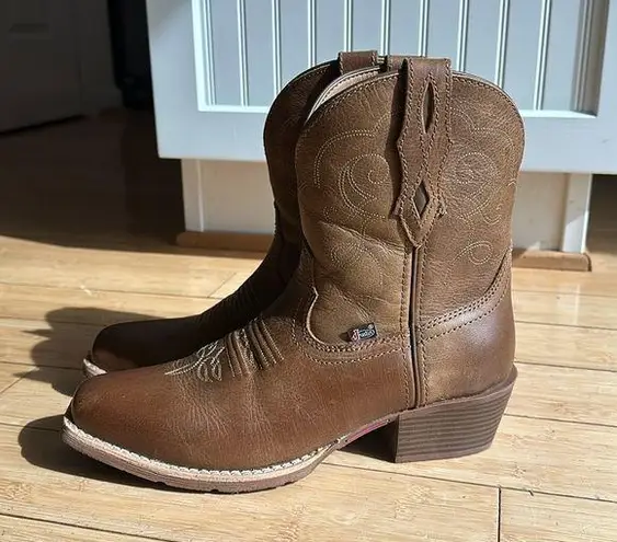 Justin  short cowboy boots. Womens size 10. Excellent condition. From Boot Barn