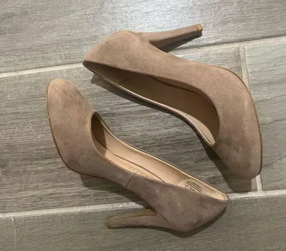 Kelly & Katie  larrissa suede pump heels size 6