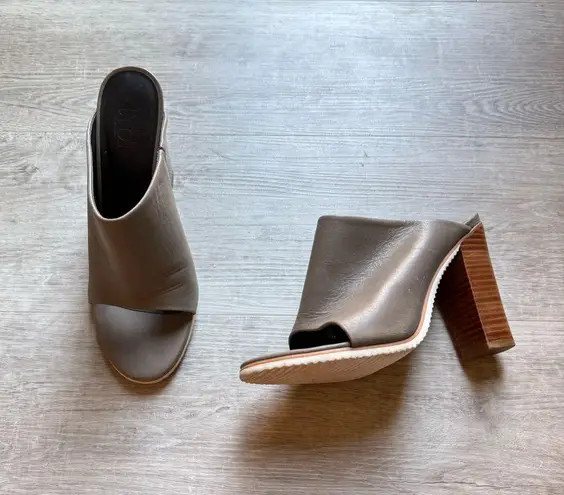 Tibi Bee Mules In Storm Gray Leather Peep Toe Block Heel Sandals Size 38 1/2 US8