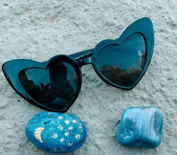 Black heart shaped diva sunglasses