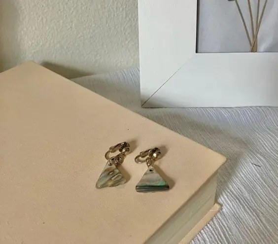 Triangle Dangle Abalone Clip On Earrings Vintage “Lusera” Brown Neutral Beachy Jewelry Green
