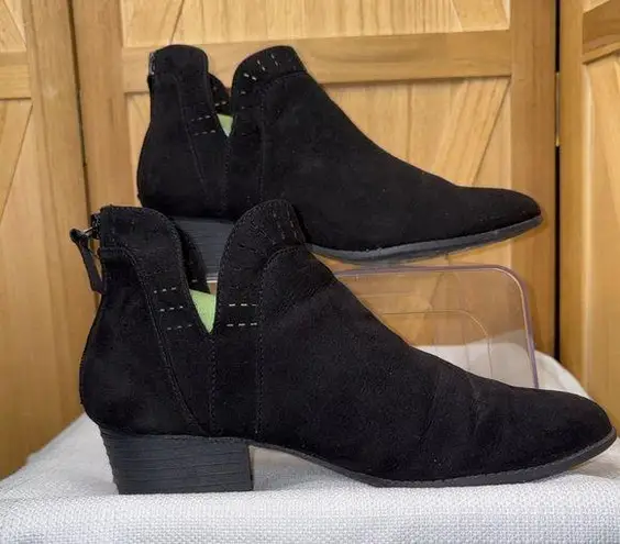 Arizona Jeans Arizona Jean Company Black Ankle Julian Booties with Buckle Detail size 8