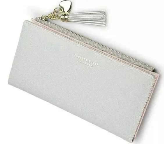 Forever Sunny đ¤Cute Wallet/Clutch, Heart Charm & Tasselđ¤NWOT