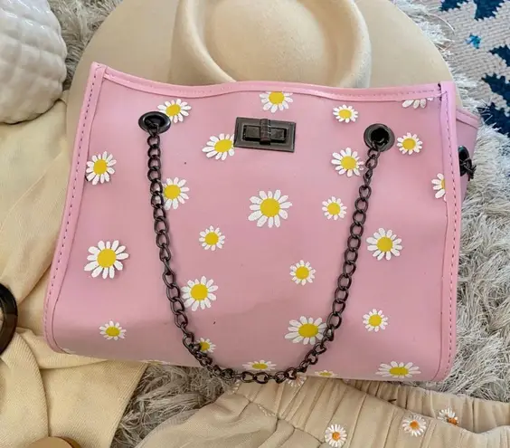 Boutique NEW Daisy Purse