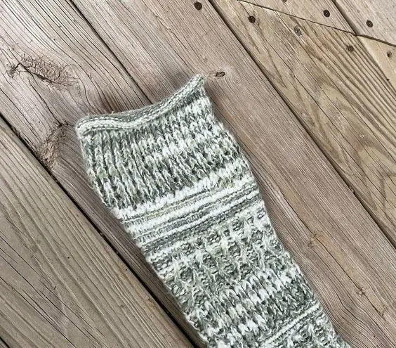 Women's Open Knit Green And White Pullover Sweater Size M Size M