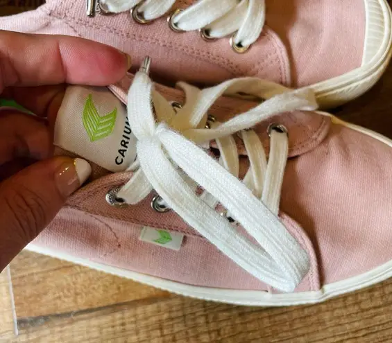 Cariuma Oca Low Canvas Sneakers in Rose Pink Size 7