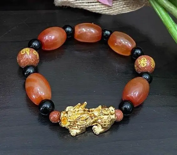 Handmade Natural Agate Carnelian Stone Pi Xiu Fengshui Lucky Stretch Bracelet