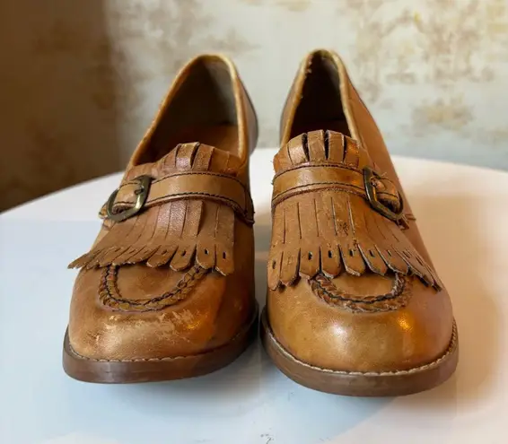 Vintage Kinney Shoes camel leather fringe heeled loafers made in Brazil 70s 6.5 Tan