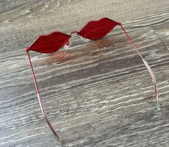 Women’s Retro Red Lips Novelty Sunglasses – Bold Y2K Statement Accessory