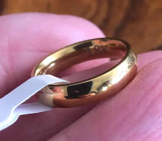 Ladies 18kt solid yellow gold 4mm classic dome wedding band NWT 5