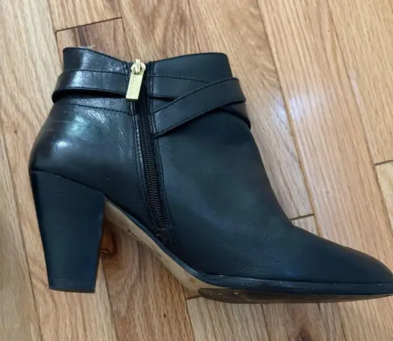 Louise et Cie 9.5 W Black & Gold Buckle 3” Heel Bootie