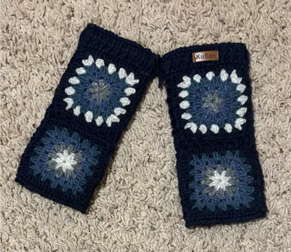 NWOT KuSan 100% Wool Hand Knit Granny Square Fingerless Gloves OS Blue