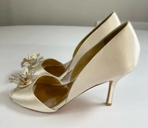 Badgley Mischka Randall Vanilla Satin Crystal Embellished Bridal Shoes Size 7 M