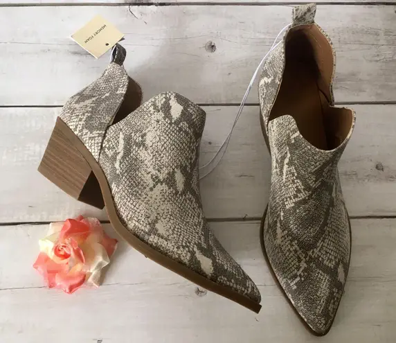 Snake Print Ankle Boots, Size 9 1/2 🐍 White