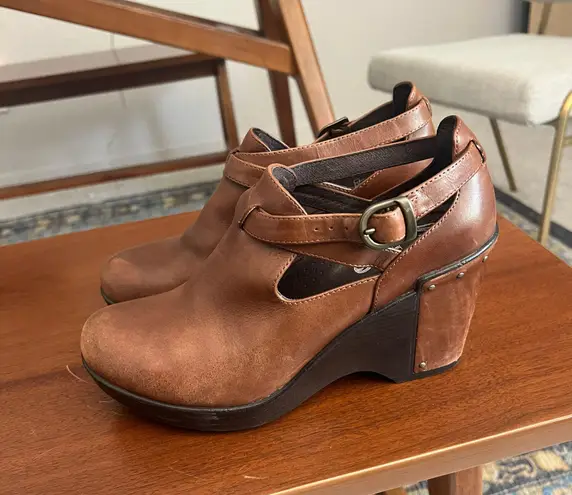 Dansko Franka chocolate brown leather buckle ankle bootie wedges 38