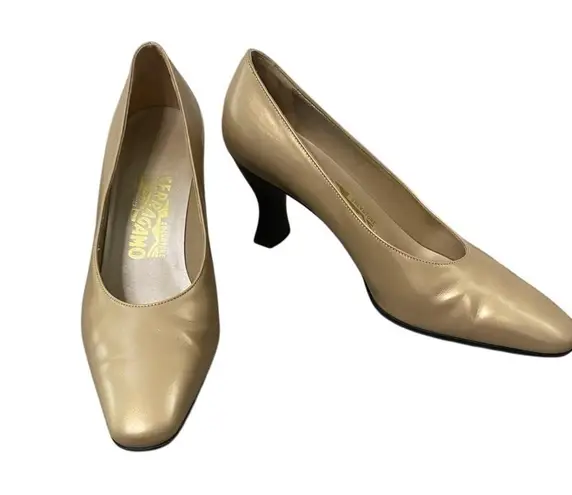 Salvatore Ferragamo Vintage Beige Heels Pumps Size 7.5