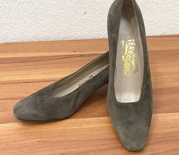 Salvatore Ferragamo Vintage DE 17085 149 Olive/Gray Suede Low Heel Pumps Size 6