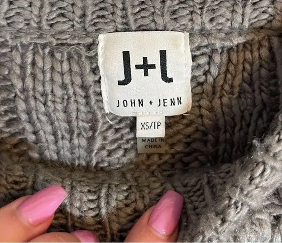 John + Jenn  Cable-Knit Crewneck Sweater Long Sleeves Pom Pom Bubble size XS