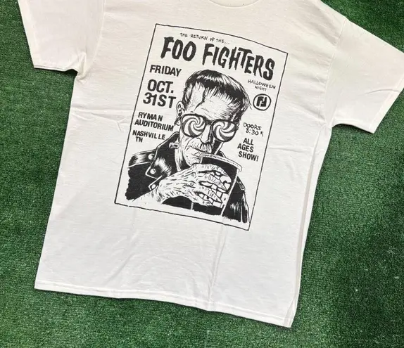 The Return of The Foo Fighters Rock Band Tee L