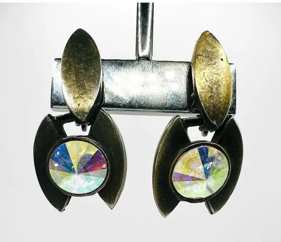 β
Vintage Very unique clip on earrings with iridescent jewel center