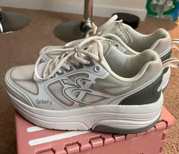 Authentic GRAVITY DEFYER ION ATHLETIC SHOES White Size 8