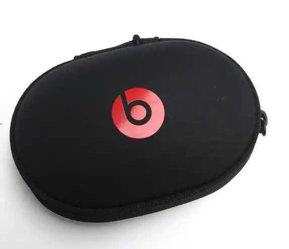 Beats headphone case zipper closure all around