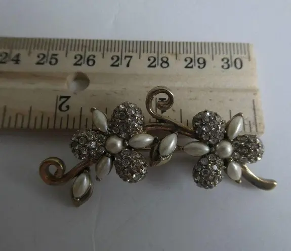 Monet  Vintage Flower Vine Plant Gold Tone Brooch Cluster Rhinestones Pearls Pin