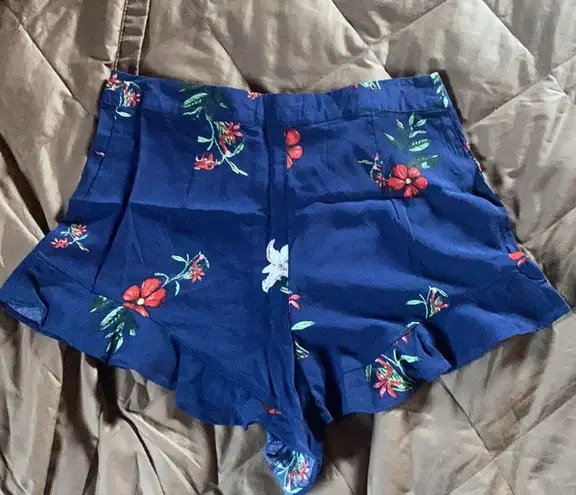 Lea & Viola NWOT - Gorgeous  Floral Short - size M