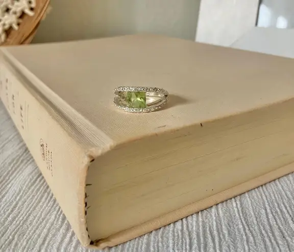 NRT Green & Silver Two Shank Ring “Venus” Avon Signed Peridot Eye Art Deco Jewelry