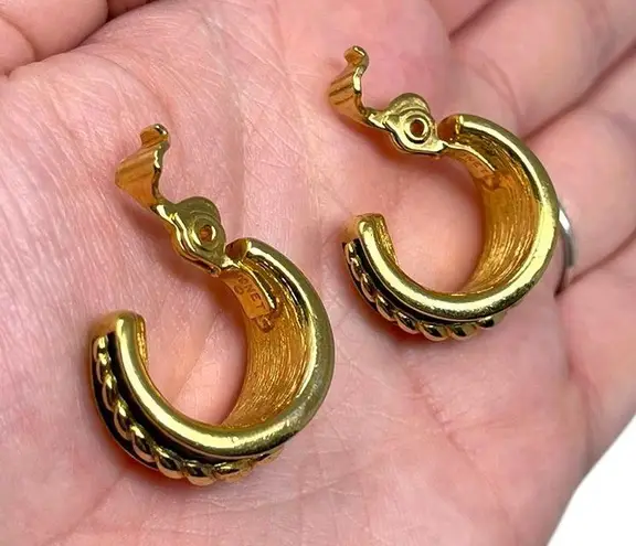 Monet Vintage Signed Navy Blue Enamel Gold Tone Clip On Earrings Classic Chic