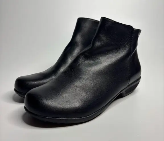 Walking Cradles Ezra Booties in Black Leather (Wide) Size 6