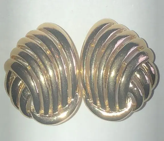 Trifari  Vintage Gold Tone Classic Retro Clip On Earrings