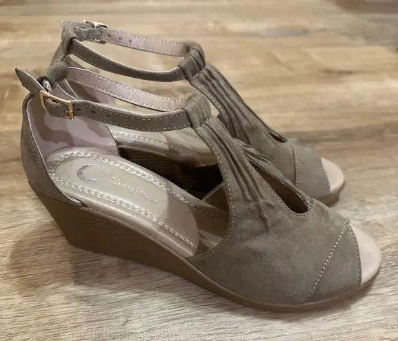 JOURNEE COLLECTION | Peep Toe Wedge Heel Ankle Strap Shoes Green Size 8.5