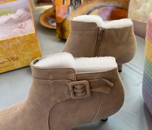 Bella Vita Elegant Tan Ankle Boots