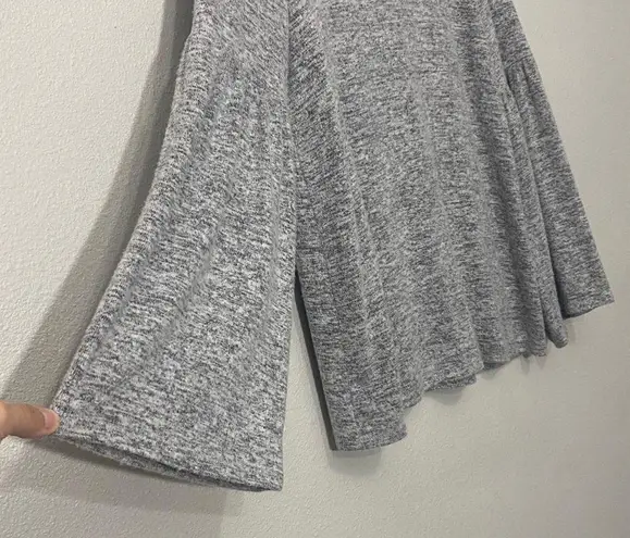 Chelsea & Theodore Grey/Gray Flare Sleeve Top Size Small Gray