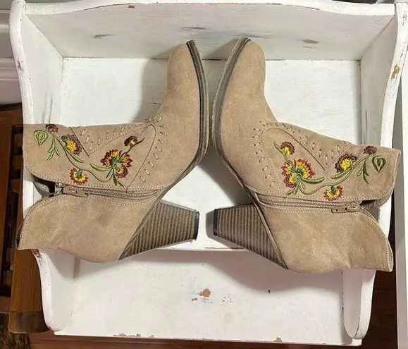 MIA  Ankle Booties MELROSE Embroidered Flowers Size 8