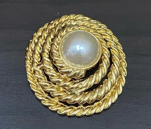 Vintage Unsigned Large Faux Pearl Twisted Rope Gold