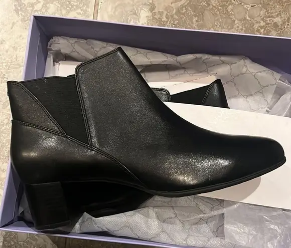 Aravon Rockport Career Dress Chelsea Boots in Black Leather Size 12, New in Box