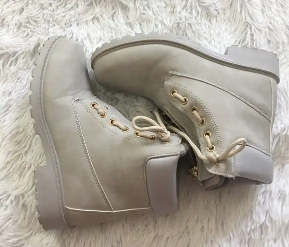 Women’s lace up zip up Ankle boots in Gray size 7.5