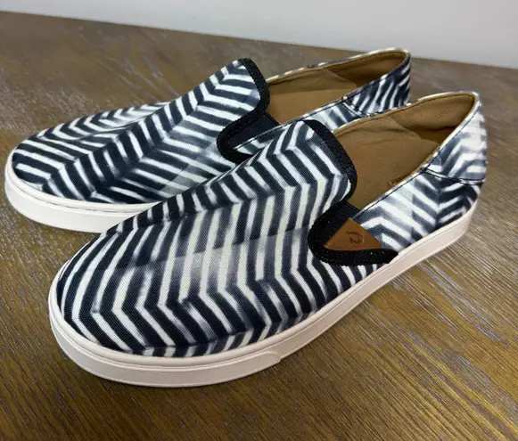 OluKai Pehuea Pa'i Women's Slip On Shoes Size 9 White Zigzag print indigo blue