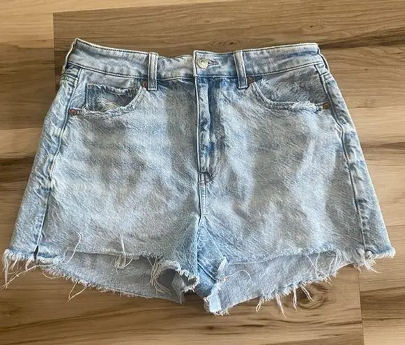 American Eagle  Woman’s Light Wash High Rise Raw Hem Distressed Shorts Size 8