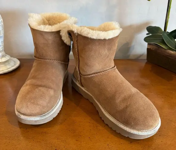 UGG Australia Classic Short Chestnut Shearling Boots – Size 10 US / 41 EU Tan