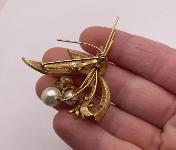 Roma Signed Brooch Pin Gold Tone Faux Pearl