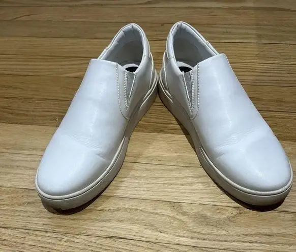 Thousand Fell Womens Size 9.5 Slip On Shoes White Navy Blue Detail Vegan Made