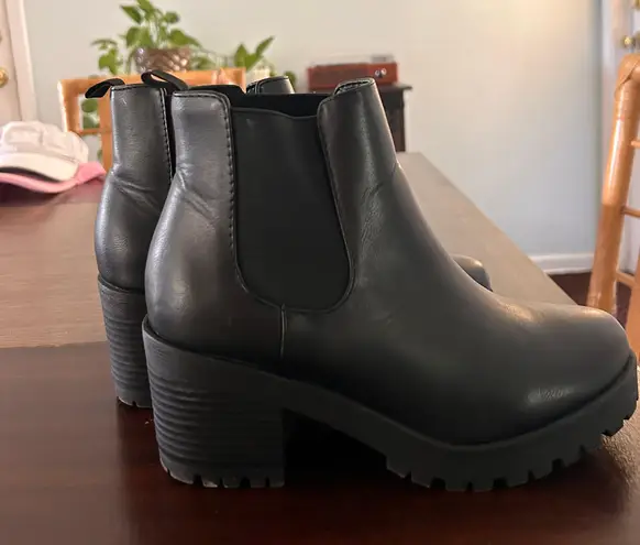 Soda Black Chelsea Boots