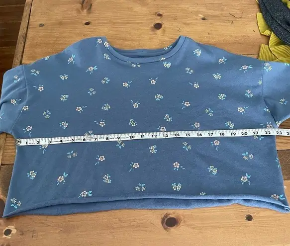Colsie Blue Floral Crop Top Sweatshirt NWT Size Medium