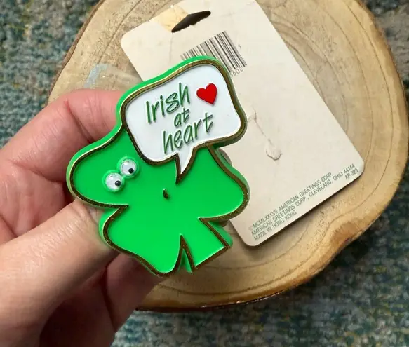 NOS Vintage American Greetings Irish At Heart goggly eye shamrock pin Green