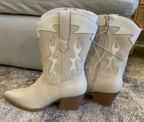 NWT Short Cream Cowboy Boots Size 9.5