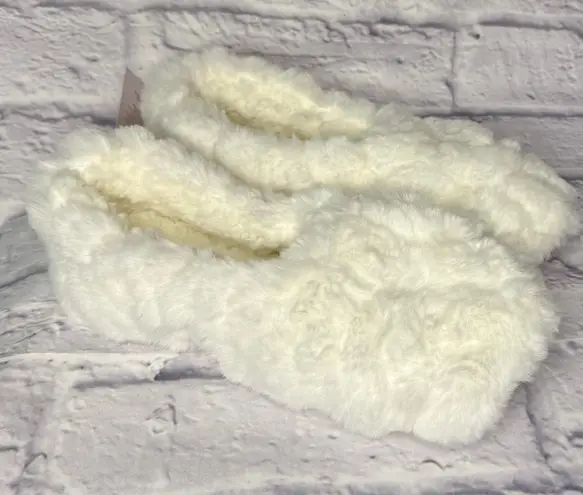 Auden Women's Fuzzy White Slippers Size 6 - Image 1