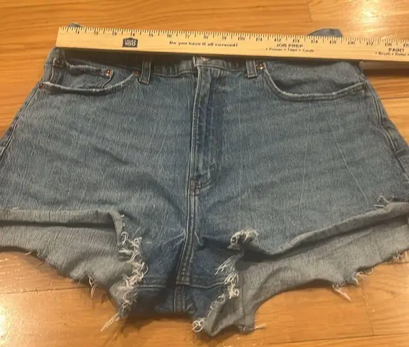 Abercrombie & Fitch  The mom high rises Jean shorts size 32/14 .